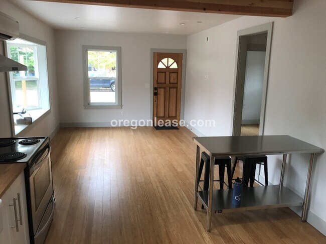 Building Photo - 3 Bedroom 2 bath home Whiteaker home near parks