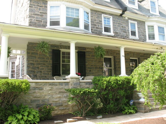 Foto del edificio - 6379 Woodbine Ave