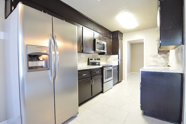 Building Photo - 2409 Tudor Dr