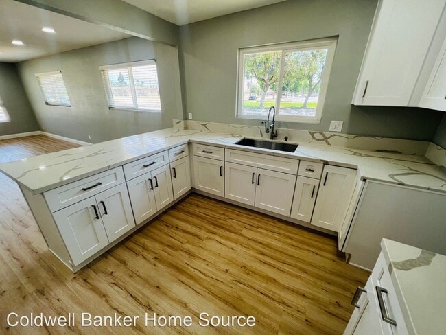 Building Photo - 3 br, 2 bath House - 782 W. Laurel St.