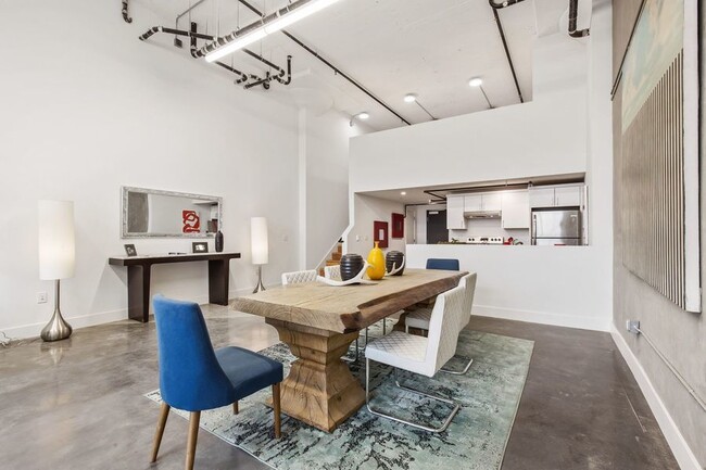 Building Photo - Spacious loft in historic building, laundr...