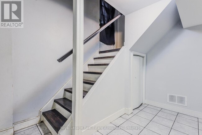 Photo du bâtiment - 631 Ashprior Ave