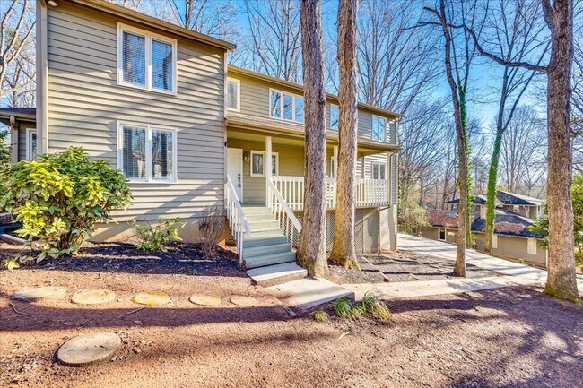 Foto del edificio - River Hills: 3 BR with 2 Full & 2 Half Baths