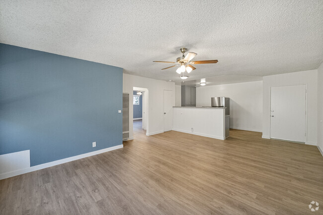 2 habitaciones, 1 baño, 861 pies cuadrados, sala de estar - 2235 W. 26th Pl