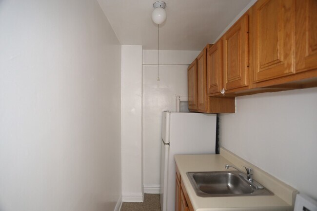 Building Photo - 433 W Roscoe St