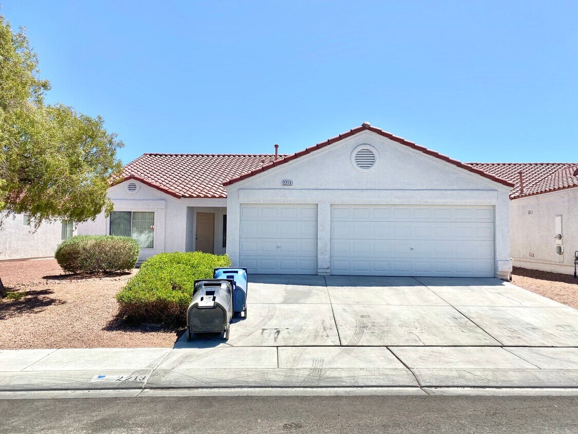 Primary Photo - Spacious one-story single-family house