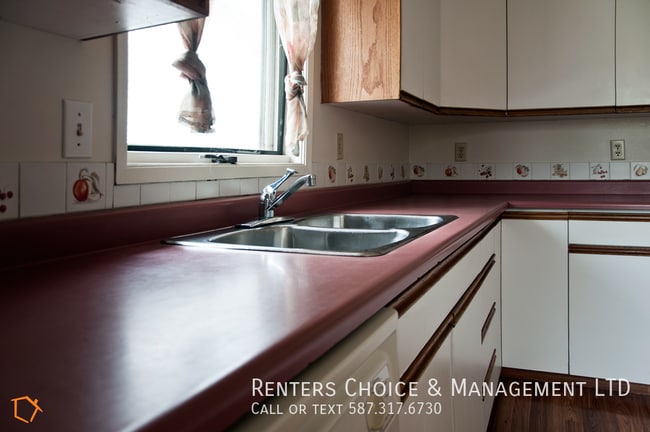 Building Photo - Roomy Half Duplex Near Schools & Amenities