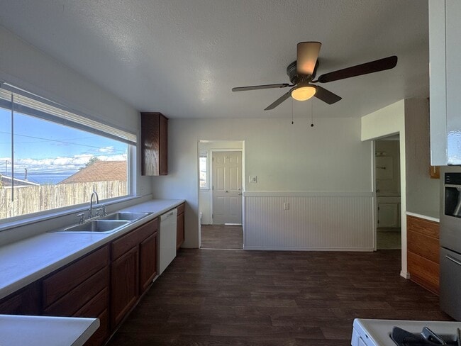Building Photo - North End 2 full bedrooms plus bonus rooms / den / office space