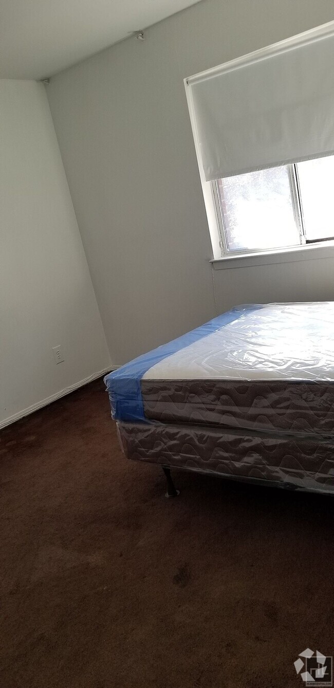 Building Photo - ROOM! ROOM! ROOM FOR RENT IN BROWNSVILLE M...