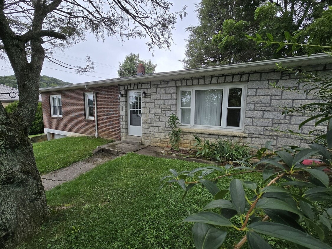 Charming Ranch Right Off W King Street! - Charming Ranch Right Off W King Street!