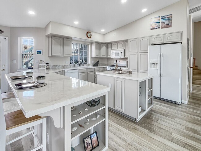 Foto del edificio - HUGE GARAGE BIGGER HOUSE