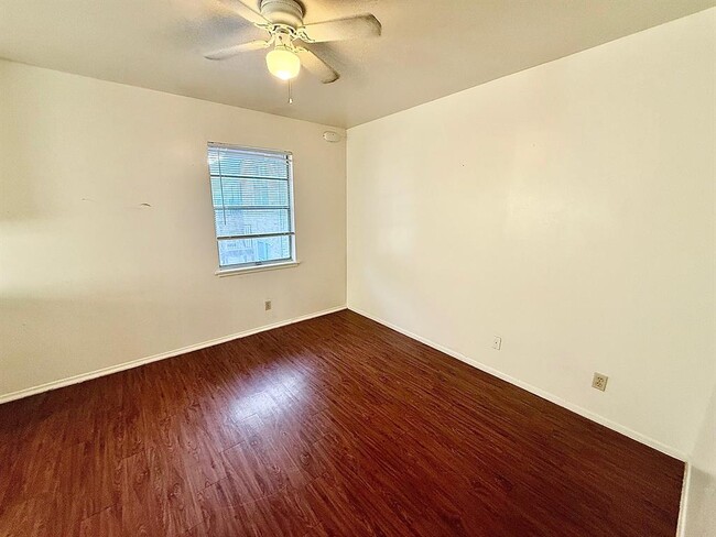 Building Photo - 2411 S 5th St