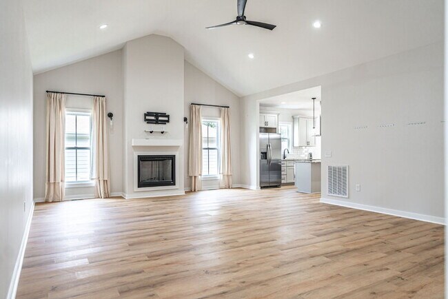 Building Photo - 721 Blue Bird Dr