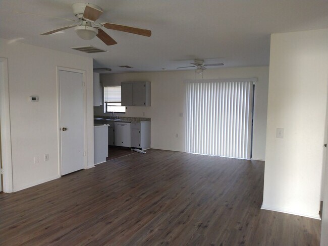 Foto del edificio - 3 bedroom 2 bathroom Pool House price redu...