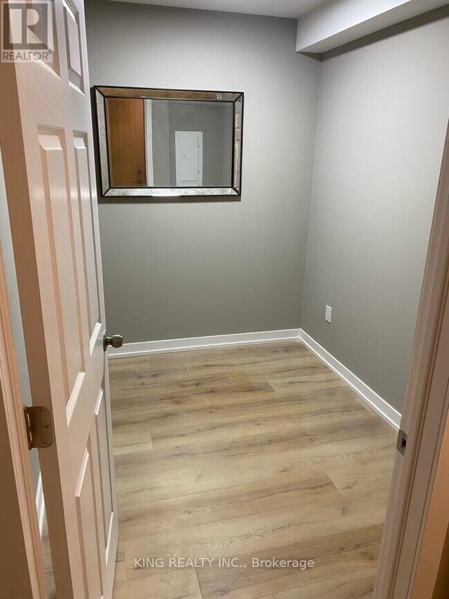 Photo du bâtiment - 1195 The Queensway