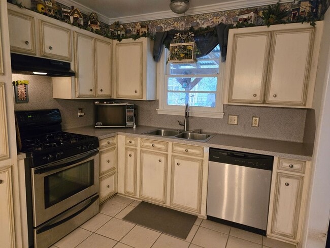 Building Photo - Broadmoor Historical  3 Bedroom 1 Bathroom