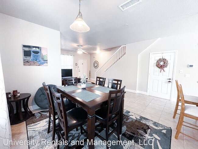 Building Photo - 2 br, 2.5 bath House - 621 SW 10th Street ...