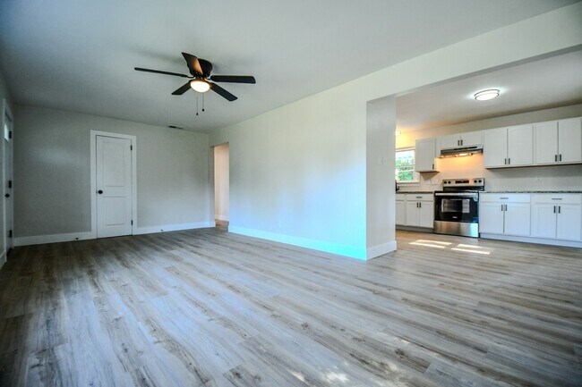 Building Photo - 4126 Sylvan Dr