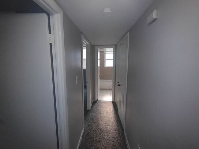 Building Photo - 2 Bedroom - Spacious Parma Apartment!