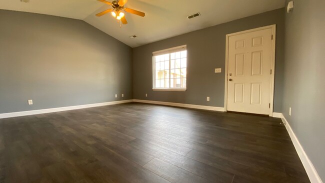 Building Photo - Updated 2 Bedroom, 2 Bathroom Duplex, Clos...