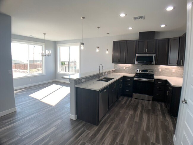 Building Photo - 3 Bedroom - 2 Bath Pool Home
