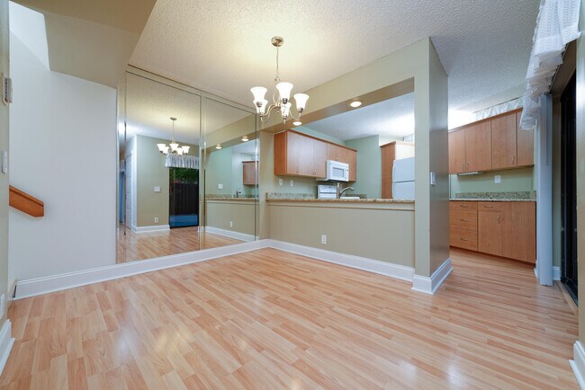 Foto del edificio - 8353 Trent Ct