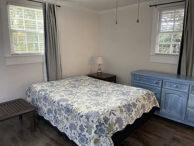 Cama de tamaño completo y tocador - 110 W 6th St