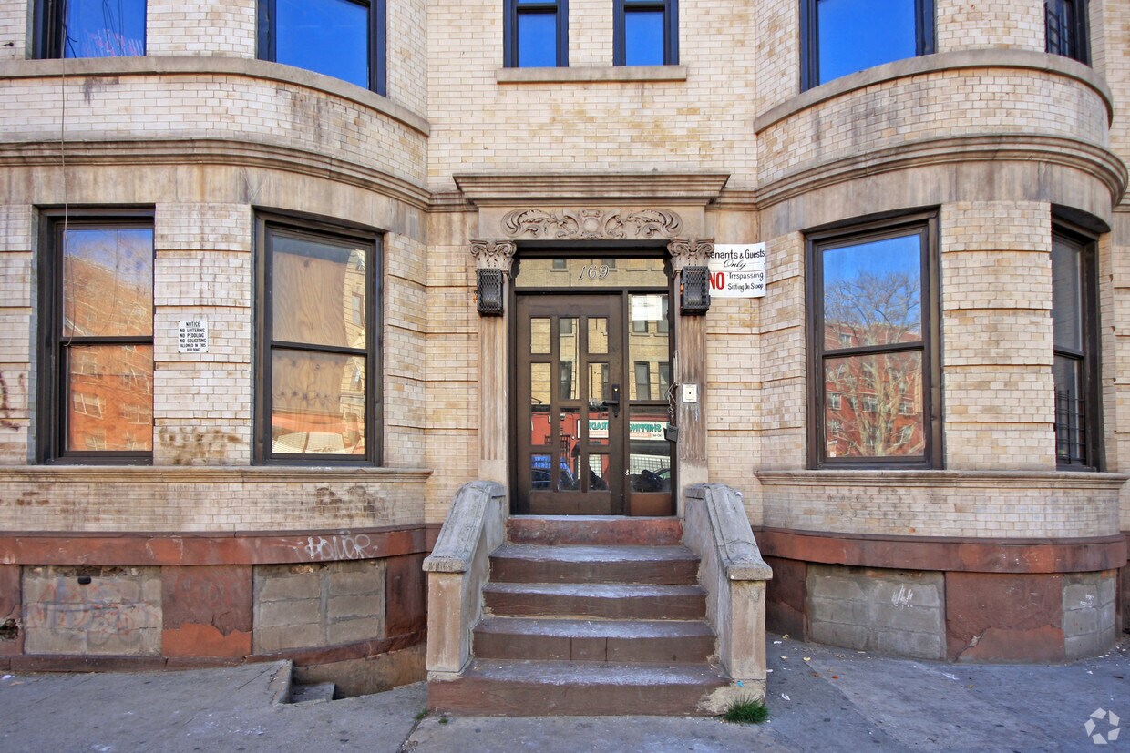 Foto del edificio - 169 Rogers Ave
