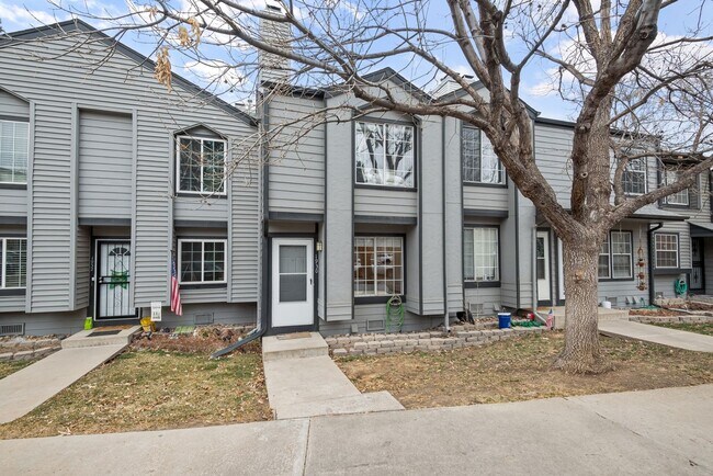 Building Photo - Charming 2BR Townhome in Denver