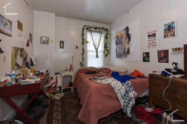 Building Photo - Spacious 3 Bed Coming Available