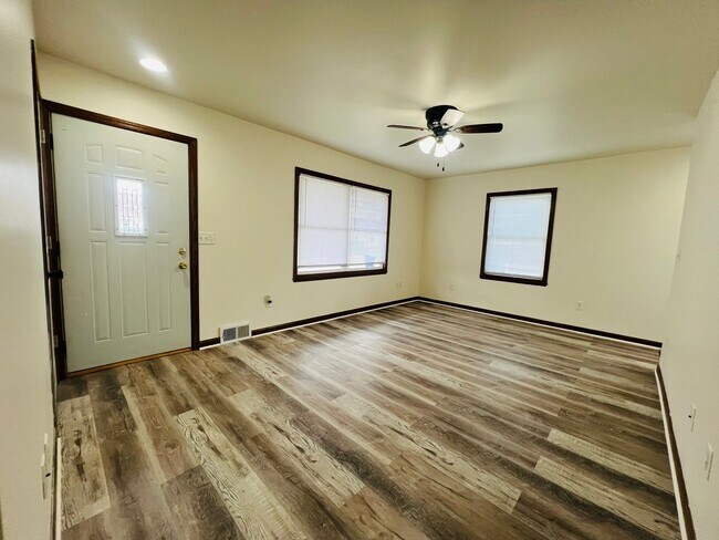 Foto del edificio - Updated 2-Bedroom Home with Finished Basement Space