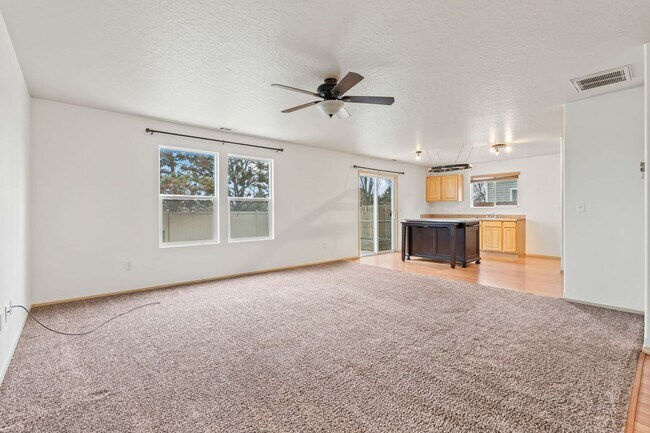 Building Photo - 3BD/2.5BA/2-CAR GARAGE IN SW BOISE!
