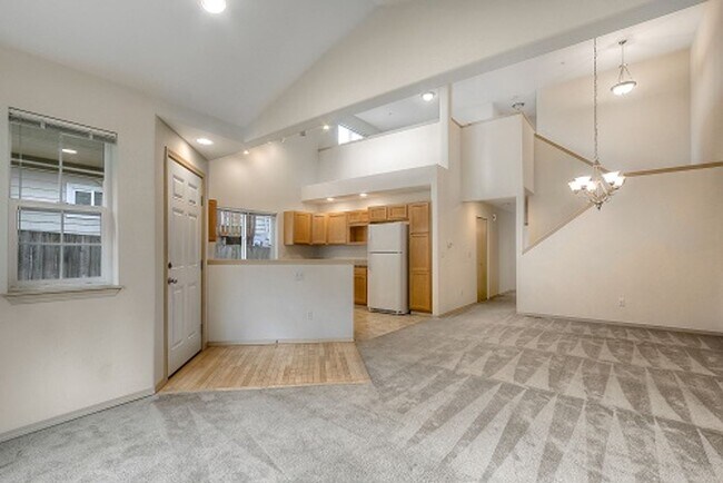 Building Photo - Bright & Spacious Home in the Heart of Bur...