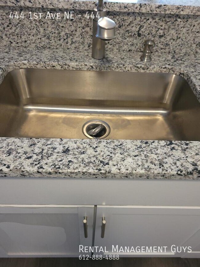 Building Photo - 5 Bedroom 2 Bathroom Recently updated