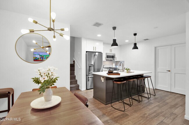Foto del edificio - 4200 Camelot Heights Dr