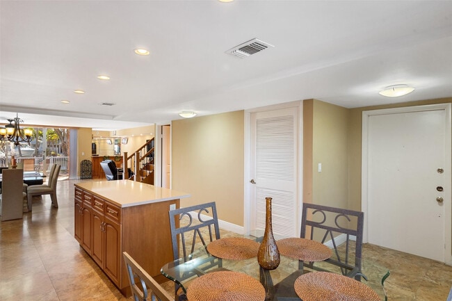 Building Photo - 822 NE 25th Ave