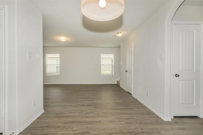 Building Photo - 4022 Silver Ranch Rd