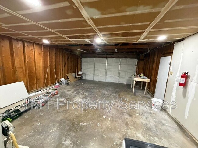 Building Photo - 8583 Fairlawn Ct