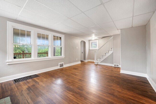 Foto del edificio - Updated 3 Bed, 1 Bath with Central AC, Laundry in Basement! Available Early June