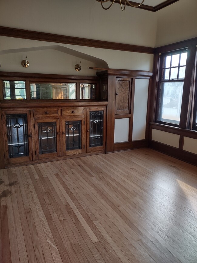 Built in Cabinets - 2914 S Lenox St