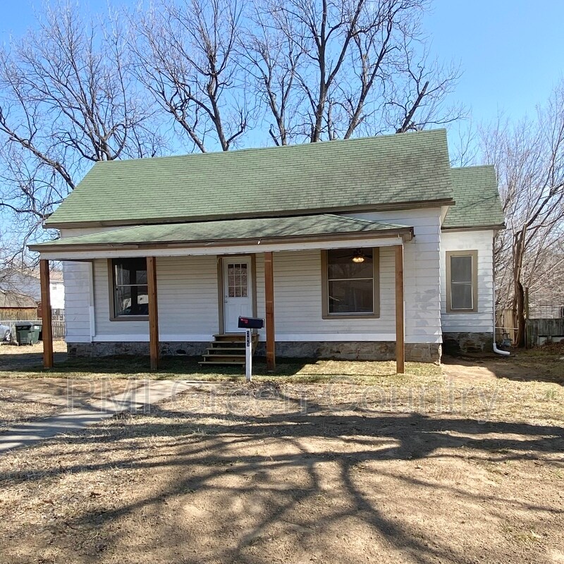 Primary Photo - 215 S Maple St