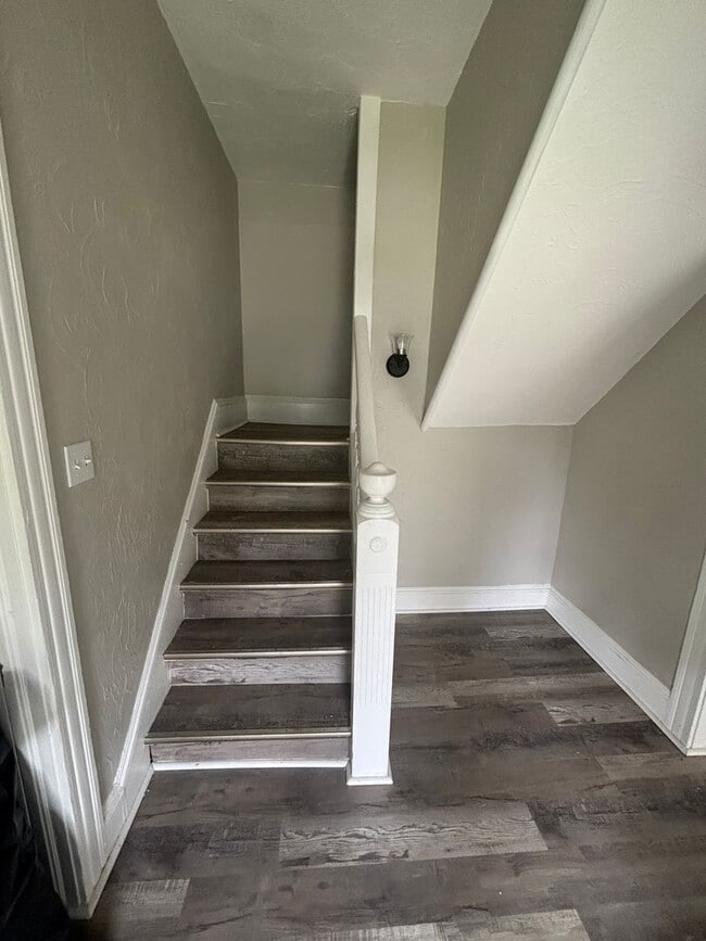 Building Photo - Section 8 Accepted - Spacious 4br/2ba Home