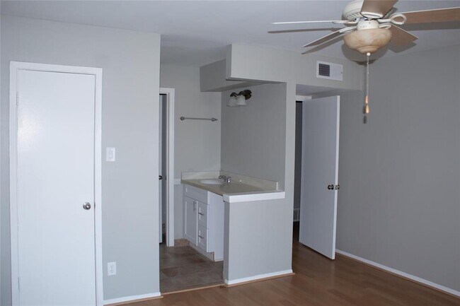 Building Photo - 10000 Westview Dr