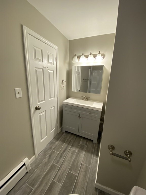 Full Bathroom - 82 Main St