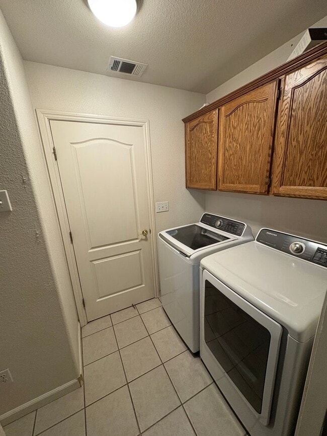 Building Photo - Southeast Visalia Home Rent Ready!