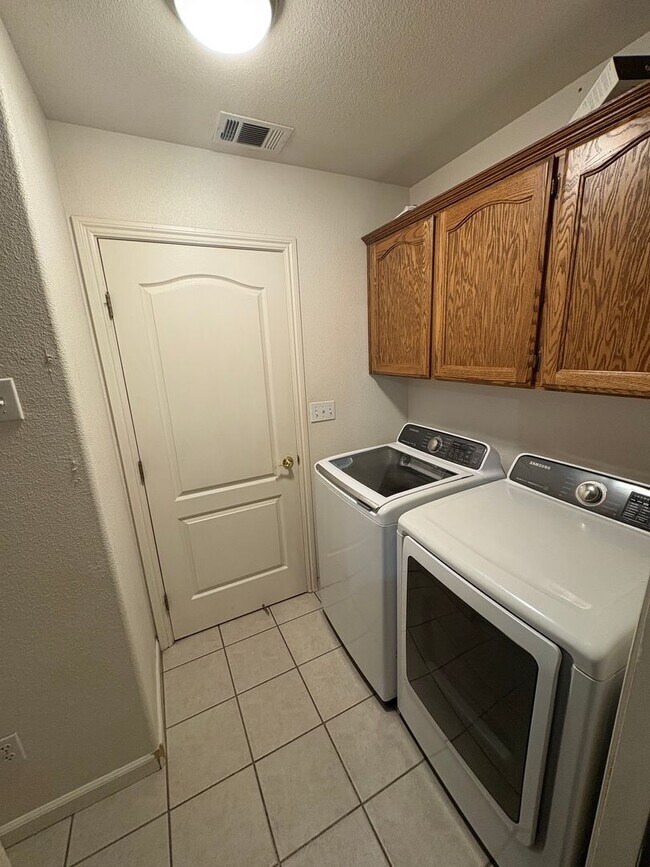 Foto del edificio - Southeast Visalia Home Rent Ready!