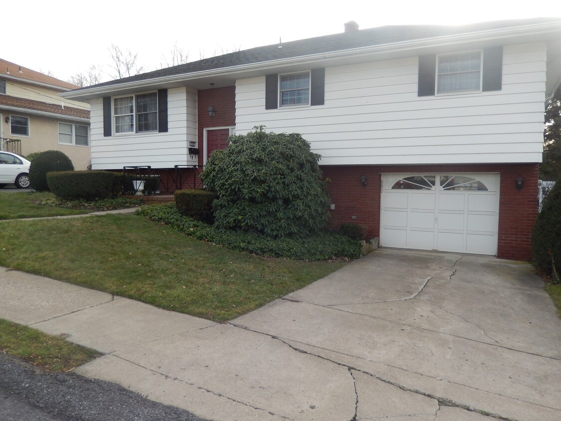 Exterior Front - 228 Crane St