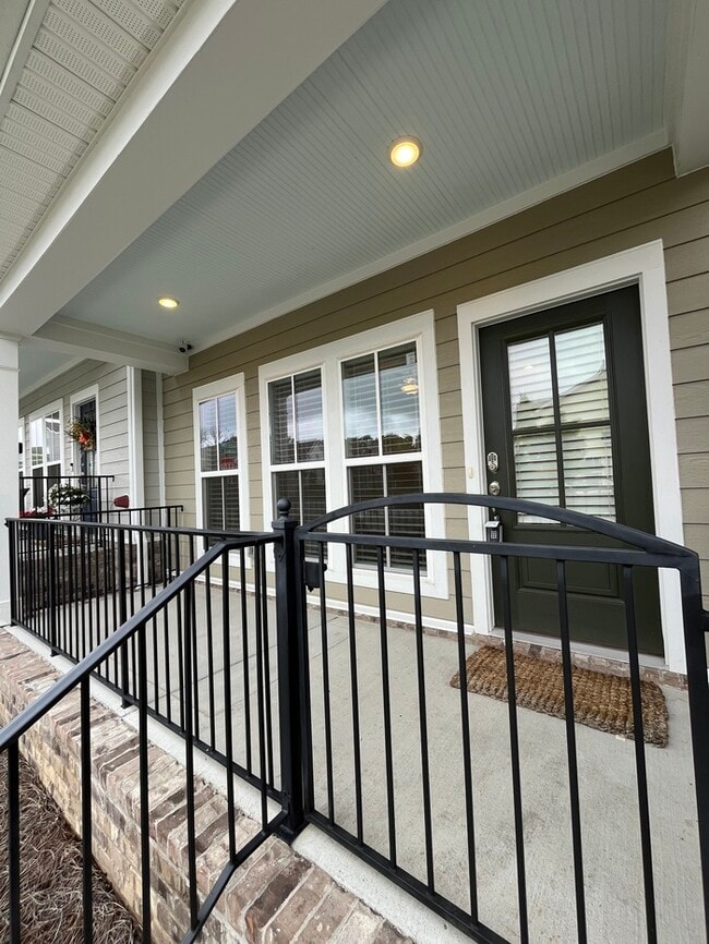 Building Photo - Beautiful 2-Bedroom Townhome with Modern C...