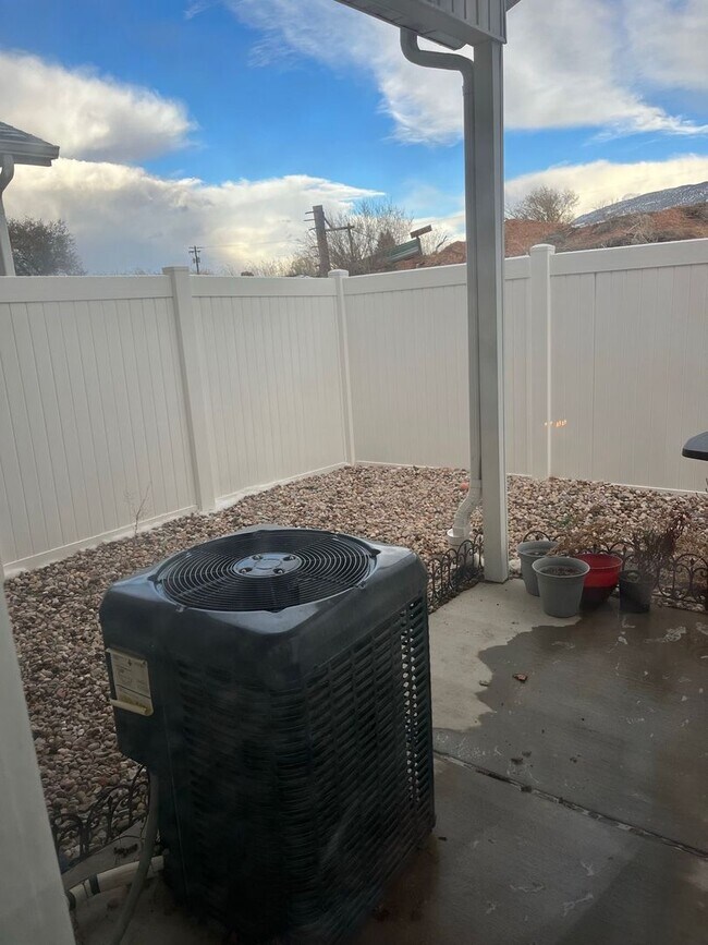 Foto del edificio - Three bedroom, 2.5 bath townhome in Cedar City