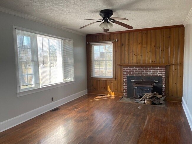 Building Photo - 3 Bedroom Ranch Convenient to I-85